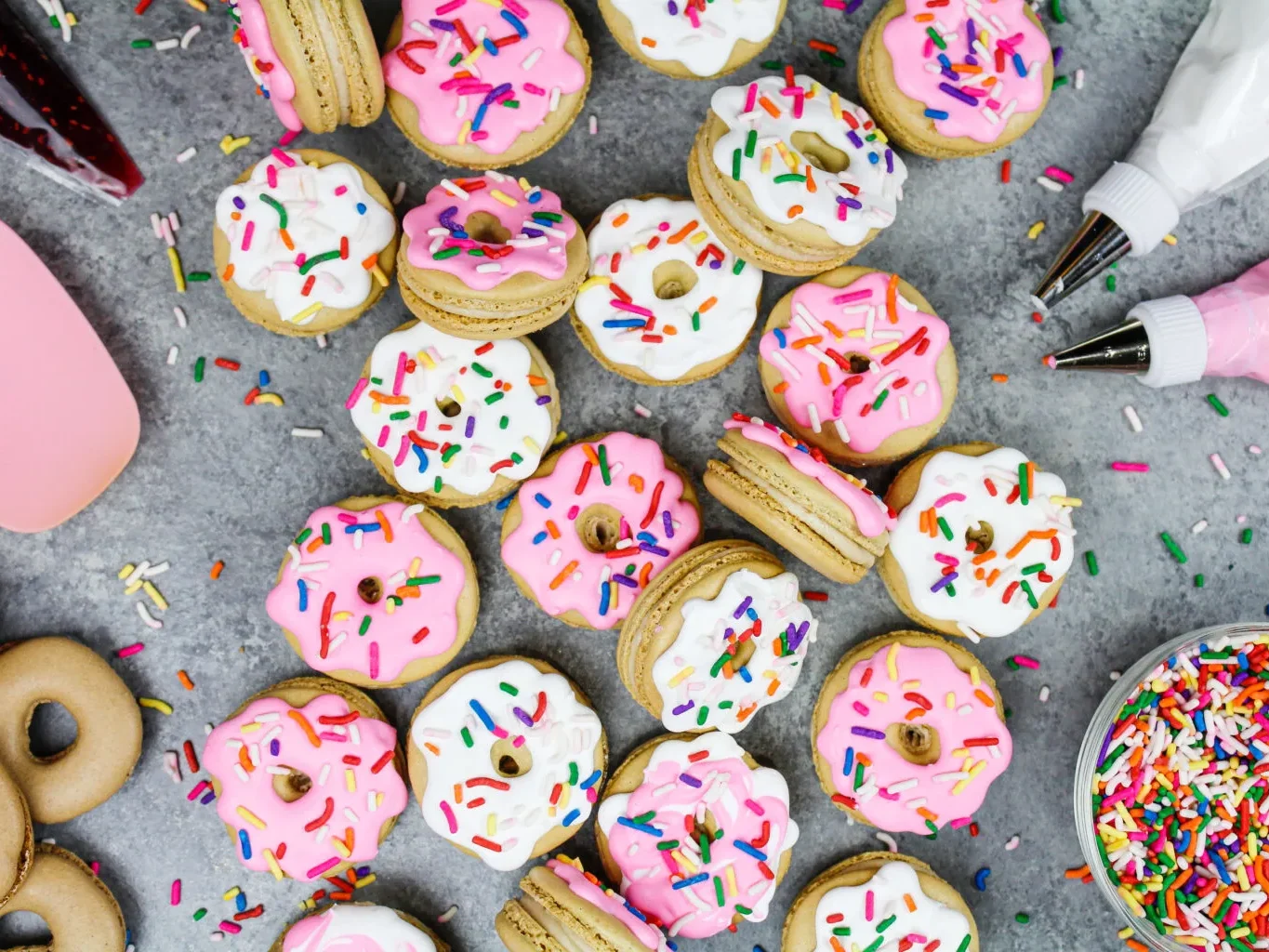 image of adorable donut macarons filled with maple buttercream, shared as part of a macaron round up
